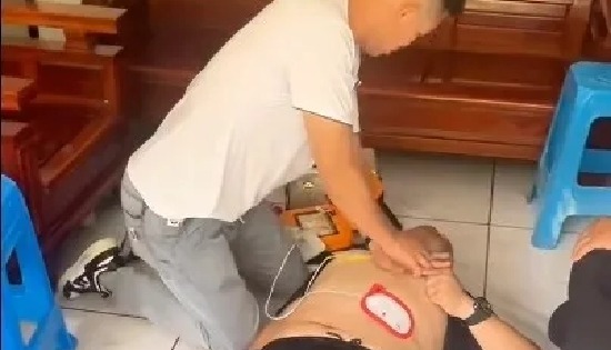 乐普AED救人案例：景区游客突发心脏骤停，2次电击除颤，挽回生命！